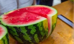 武汉大学免费领吃瓜,免费吃瓜活动引学生狂欢